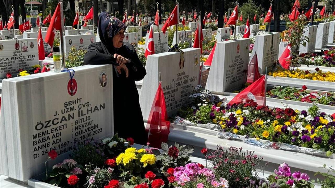 Edirnekapı Şehitliği'ne ziyaretler üçüncü günde de devam etti