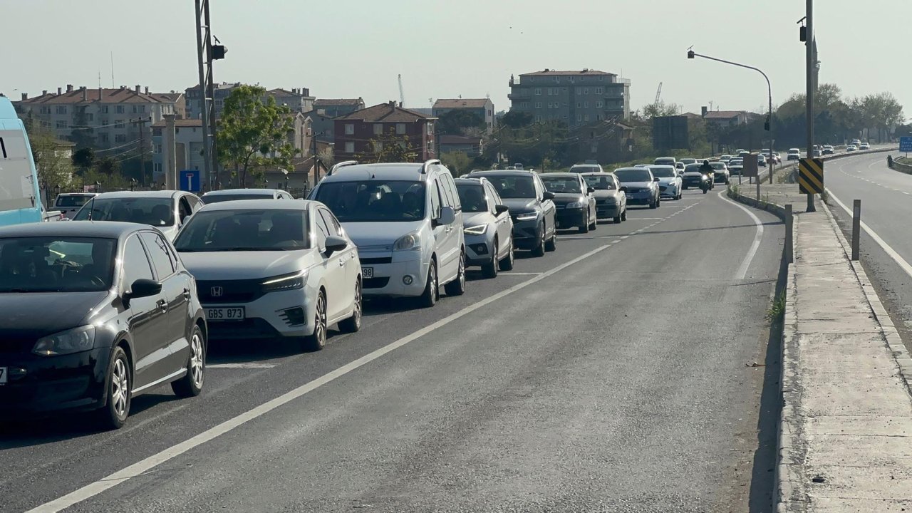 Bayramın son gününde İstanbul'a dönüş trafiği: Uzun araç kuyrukları oluştu