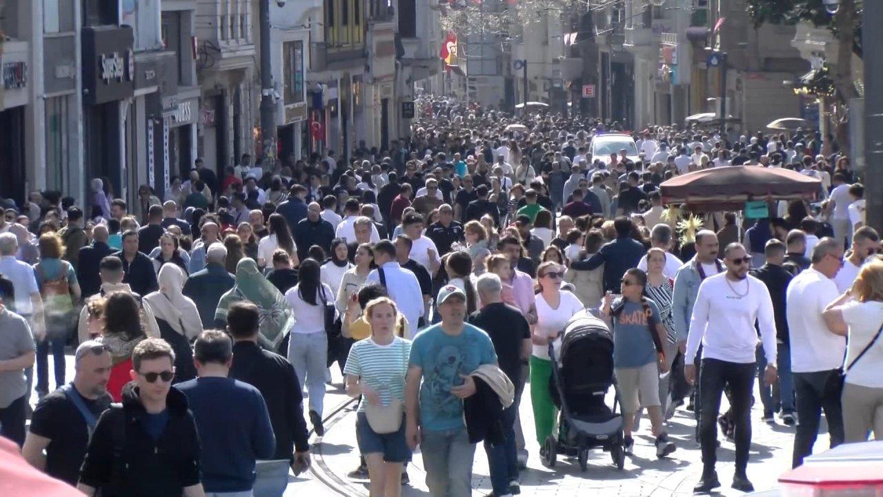 Taksim Meydanı ve İstiklal Caddesi'nde insan seli