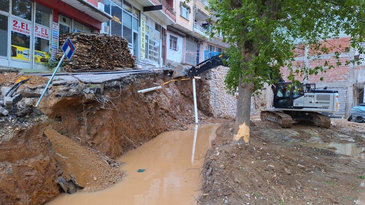 Kocaeli'de  istinat duvarı çöktü: 5 katlı bina tahliye edildi