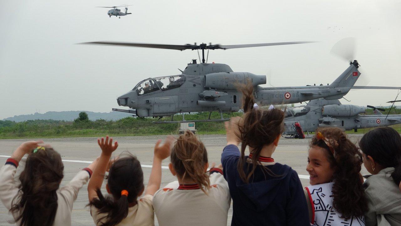 Öğrenciler, askeri helikopter ve uçak gösterilerini izleyip, kokpiti inceledi