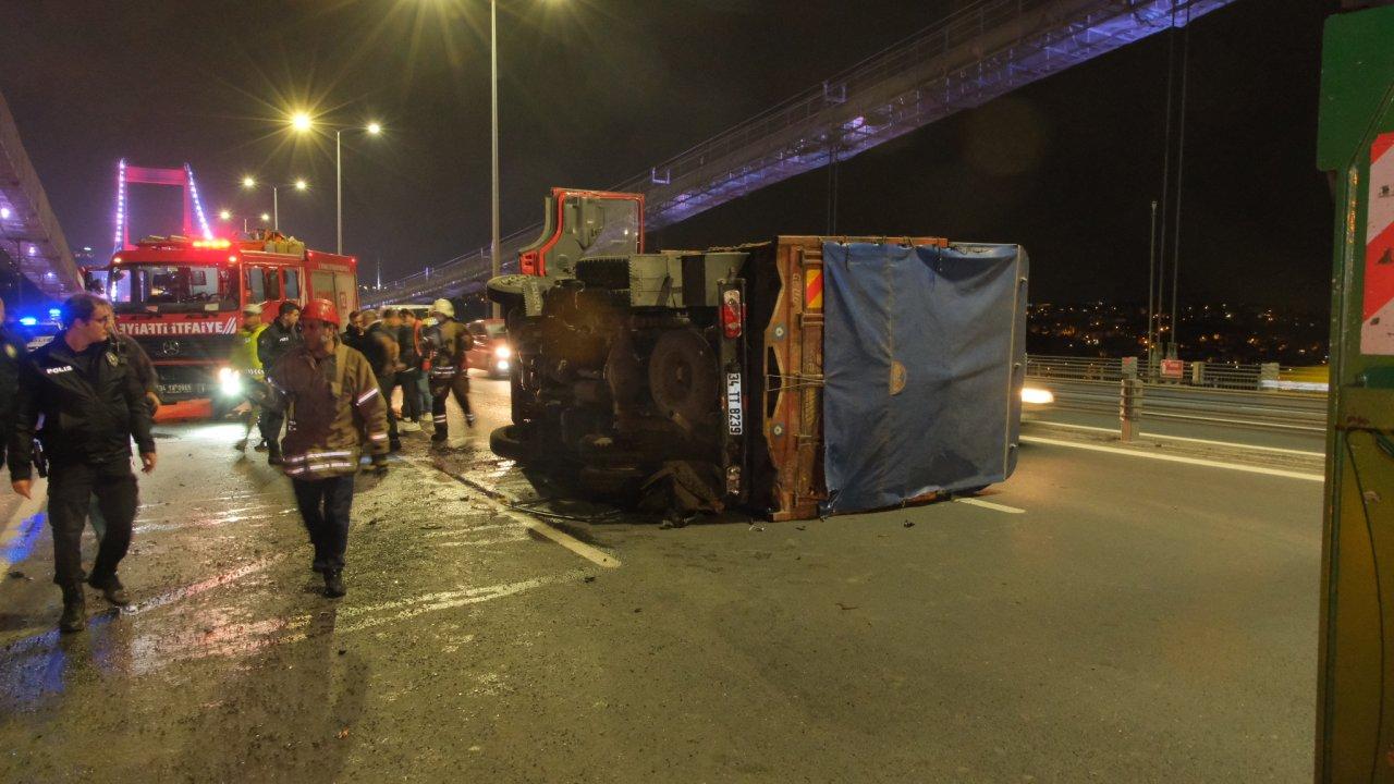 Köprüde feci kaza: Otomobille çarpışan kamyon devrildi