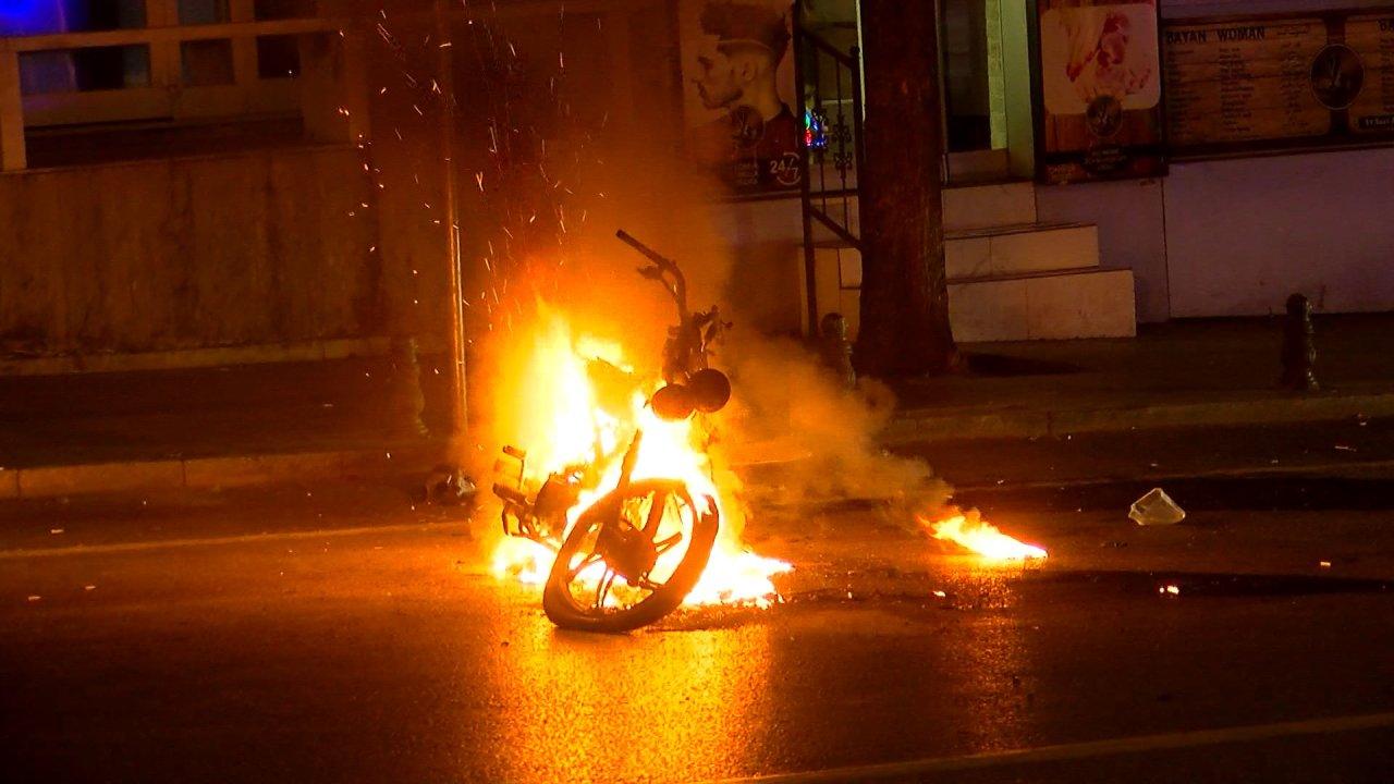 Polis denetiminde sinir krizi geçirip motorunu ateşe verdi!