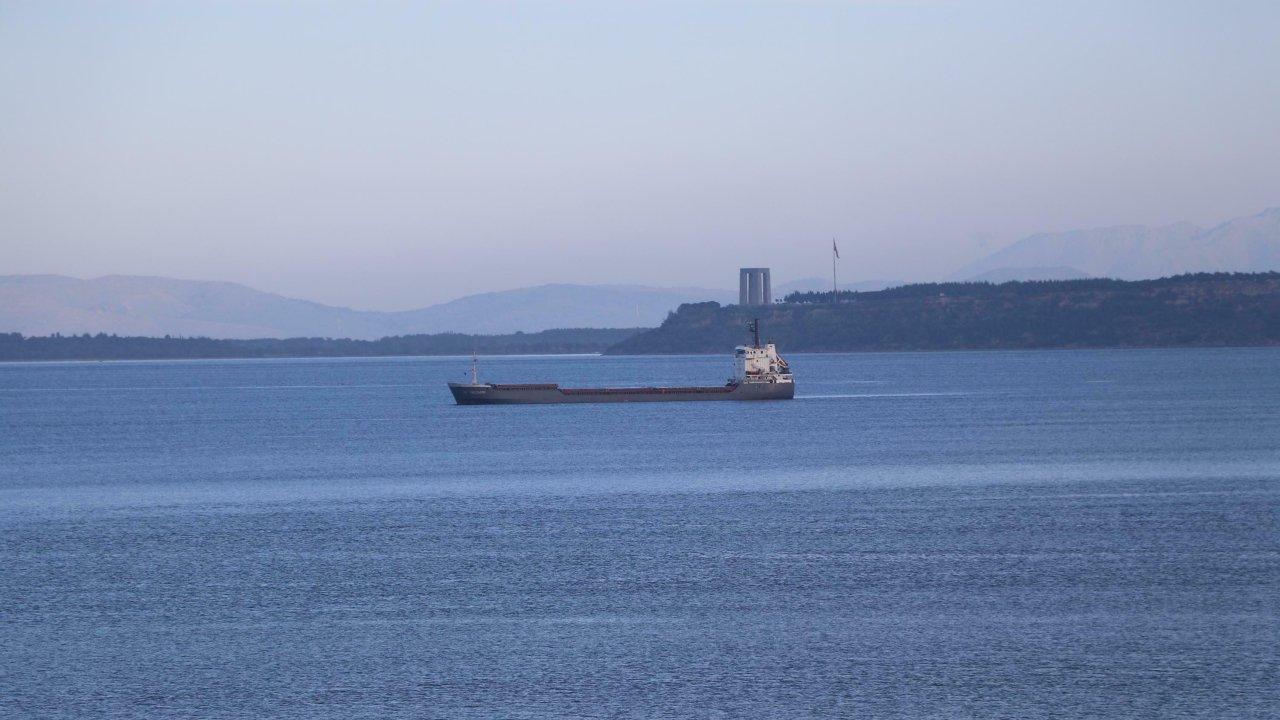 Boğazda yanan gemi, limana demirledi