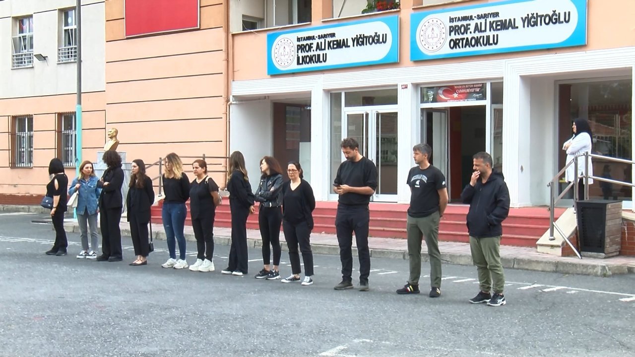 Öğretmenin saldırıya uğradığı okulda sessiz protesto: 'Şiddete hayır'