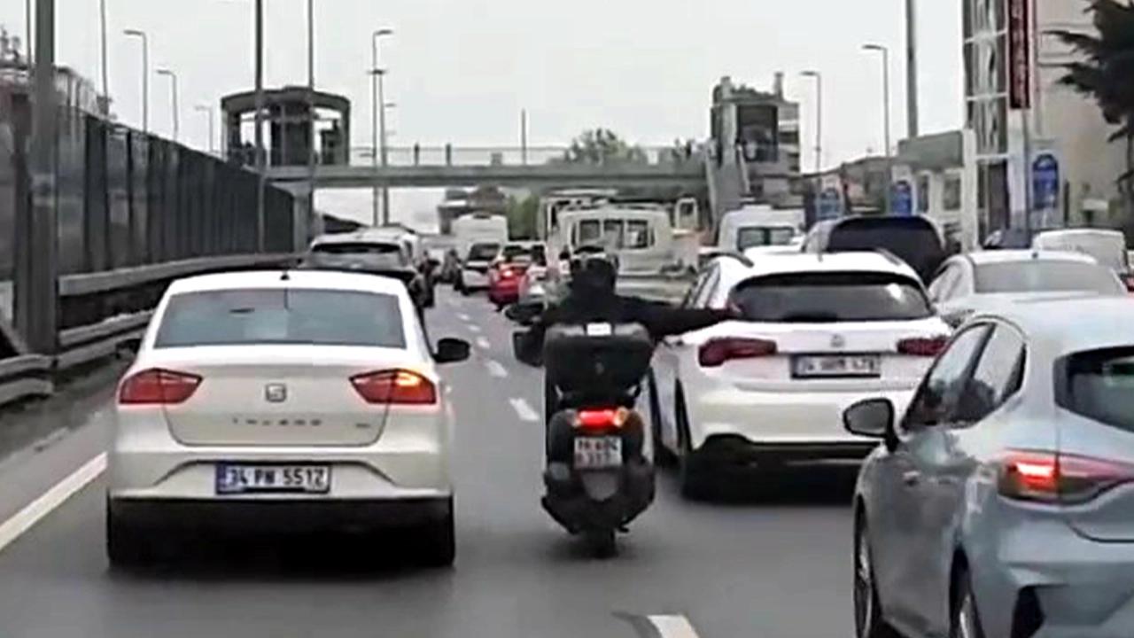 Motokuryeden alkışlanacak hareket: Trafikte kalan ambulansa yol açtı