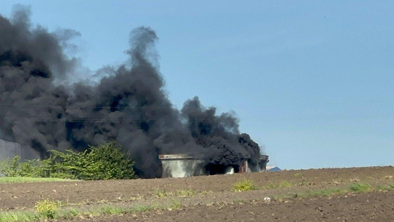 Tekirdağ'da ayakkabı fabrikasında yangın: Ekipler sevk edildi