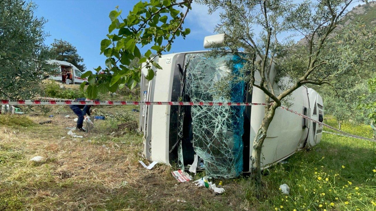 Öğrencileri taşıyan midibüs şarampole devrildi!