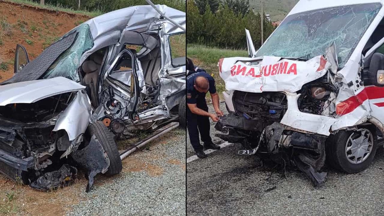 Hasta taşıyan ambulansla hafif ticari araç çarpıştı: 2’si polis, yaralılar var