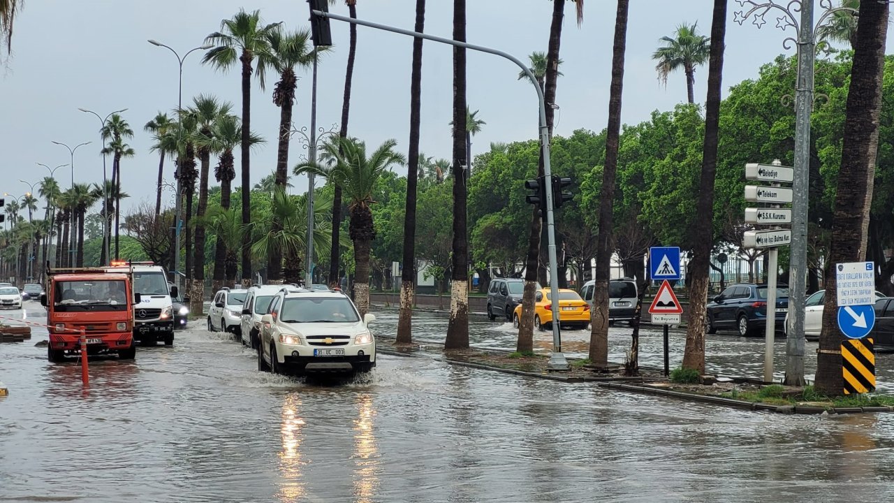 İskenderun'u sağanak vurdu: Yollar göle döndü, ev ve iş yerlerini su bastı