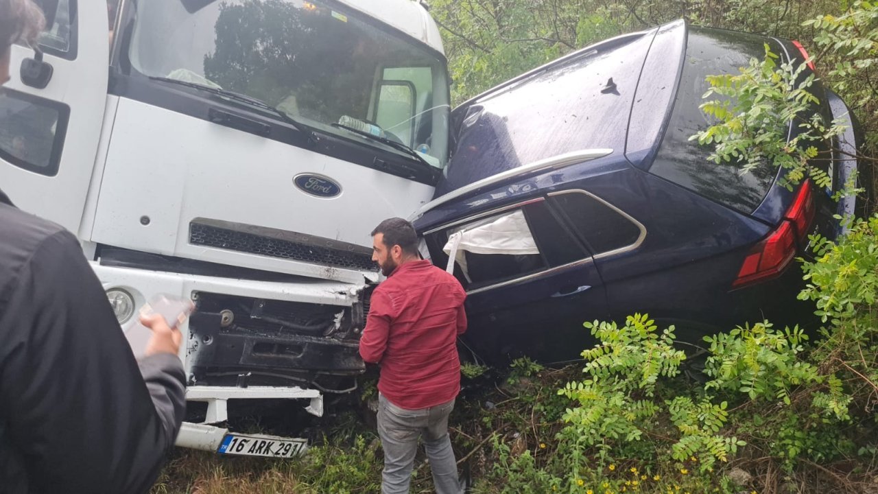 Kamyonun çarptığı cipteki anne ile oğlu öldü