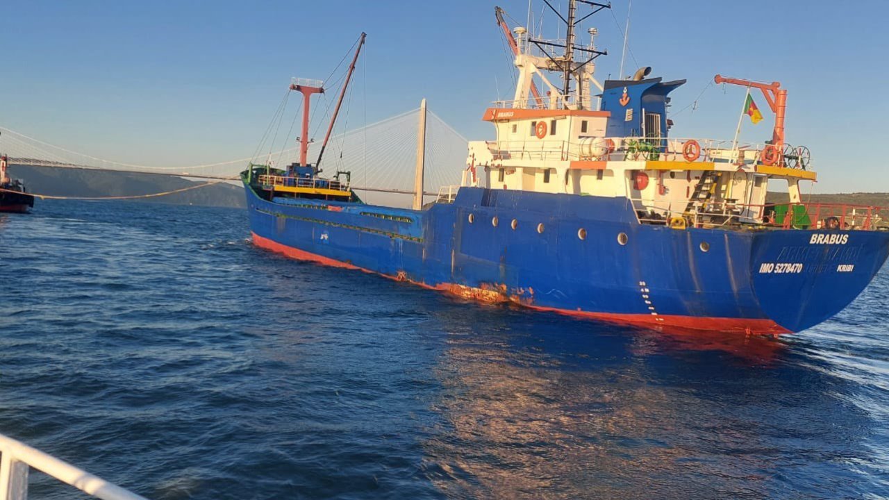 Arıza yapan gemi demirletildi, Boğaz yeniden trafiğe açıldı!