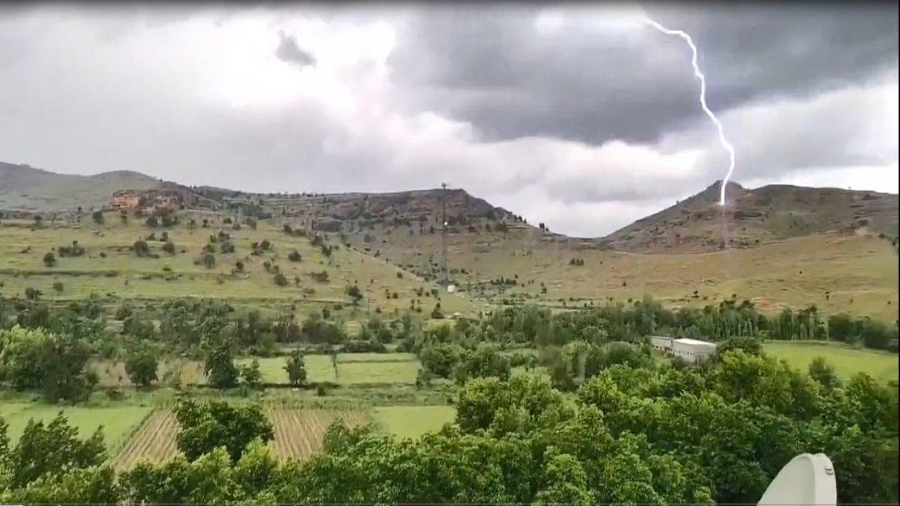 Mardin’de yıldırımın düşme anı böyle görüntülendi