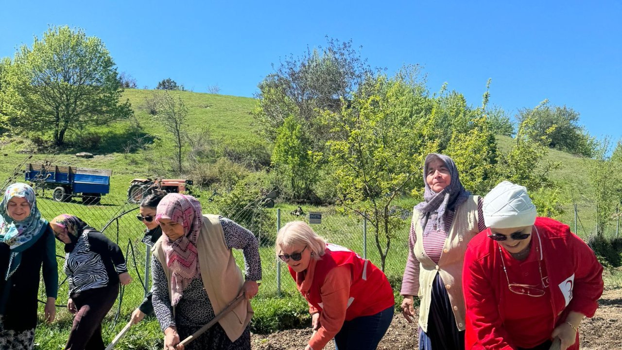 Kadınların Anneler Günü’nü kutlayıp tarlada çalıştılar