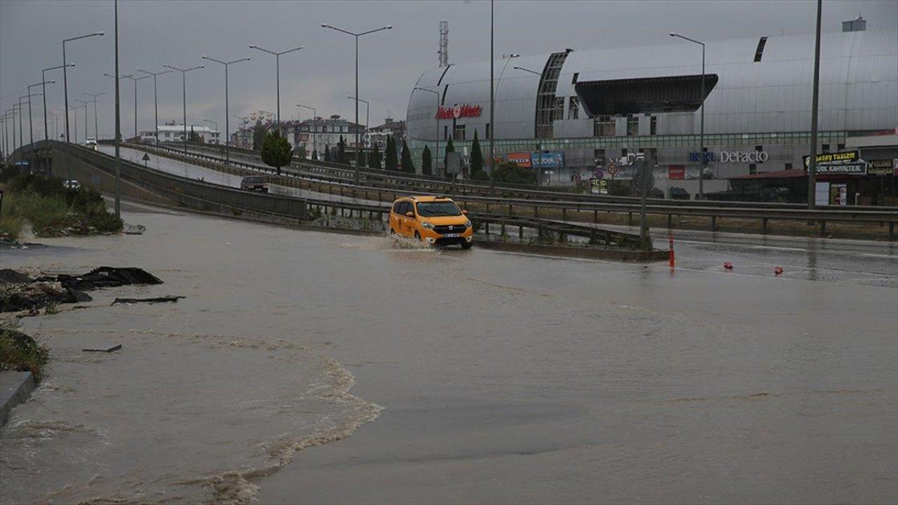 Hatay'da sokaklar yine göle döndü