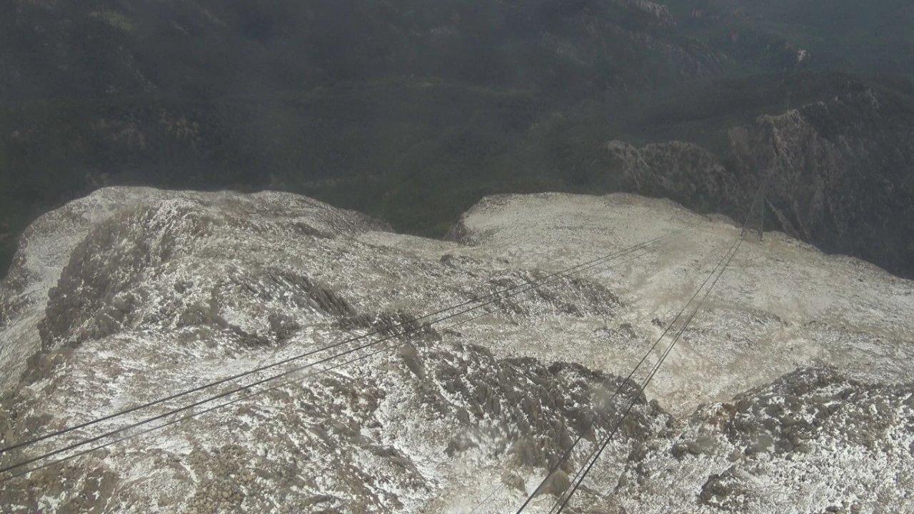 Kemer’in yüksek kesimlerine kar yağdı