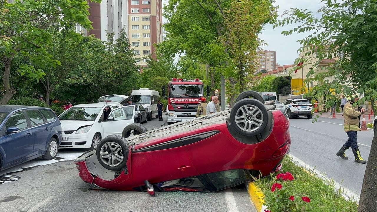 Park halindeki otomobile çarpıp takla attı!