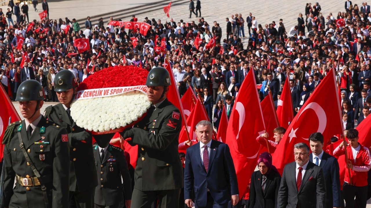 Bakan Bak, gençler ve sporcularla Anıtkabir'i ziyaret etti