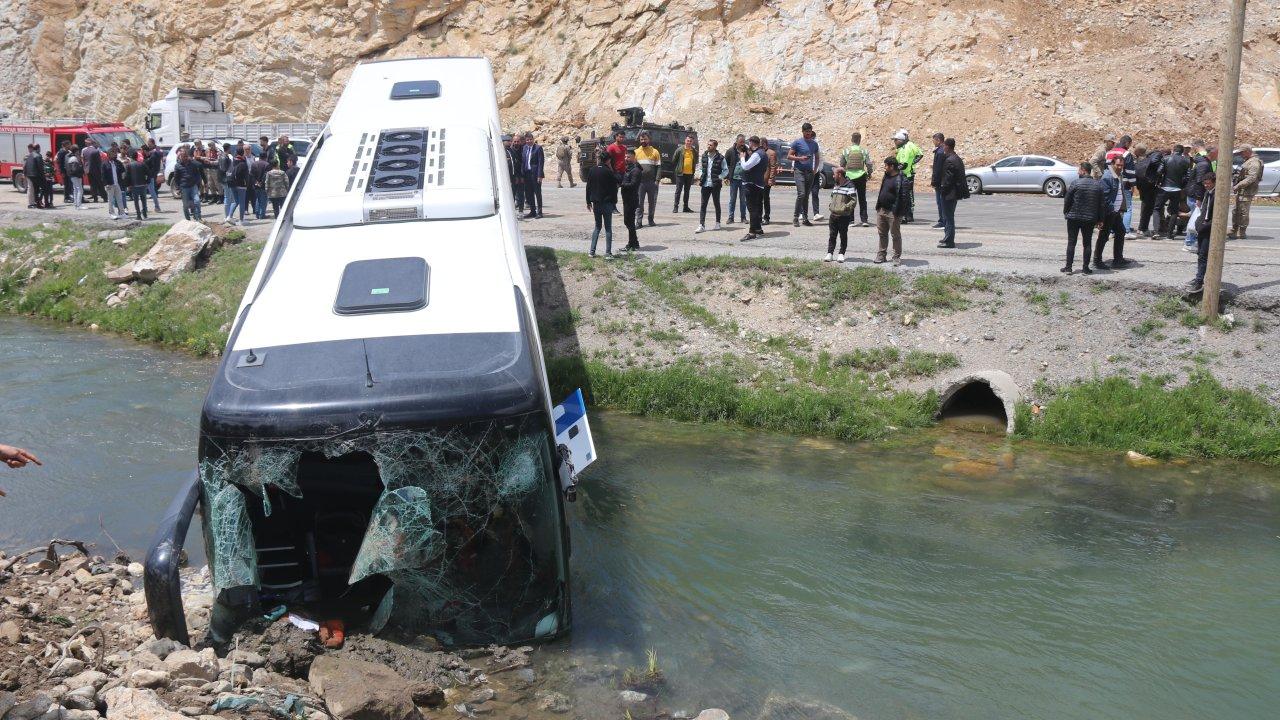 Bitlis'te yolcu otobüsü dereye uçtu: Yaralılar var