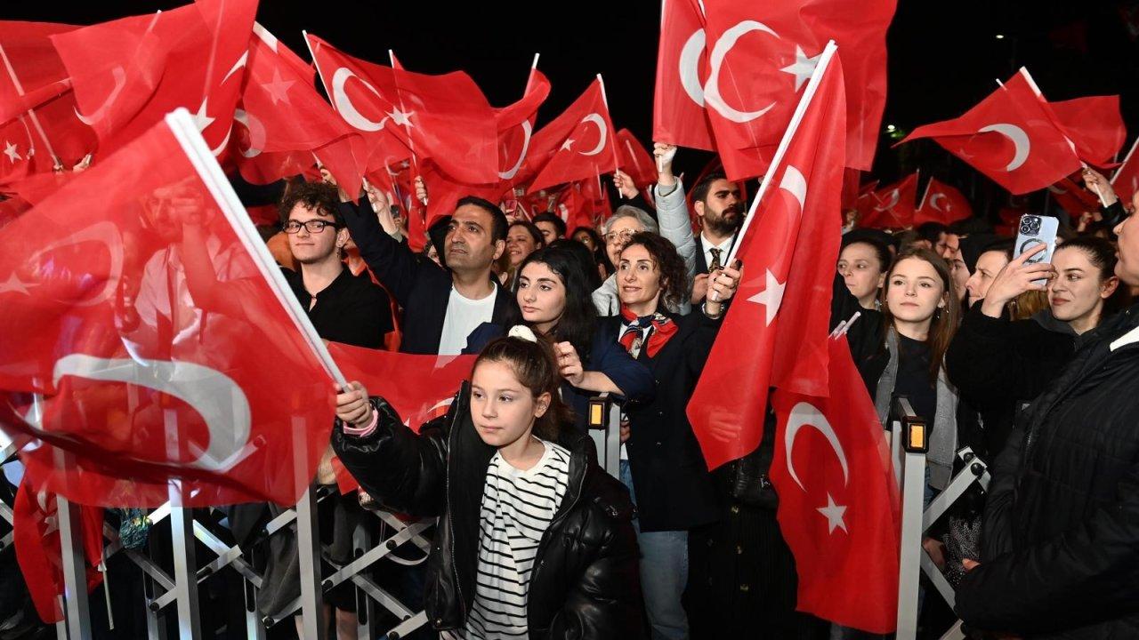 Beyoğlu’nda 19 Mayıs coşkusu: 'Ülkemizin geleceğine sımsıkı sarılalım'