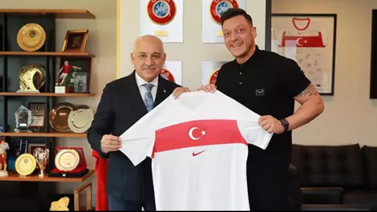 Mesut Özil'den TFF Başkanı Mehmet Büyükekşi'ye ziyaret