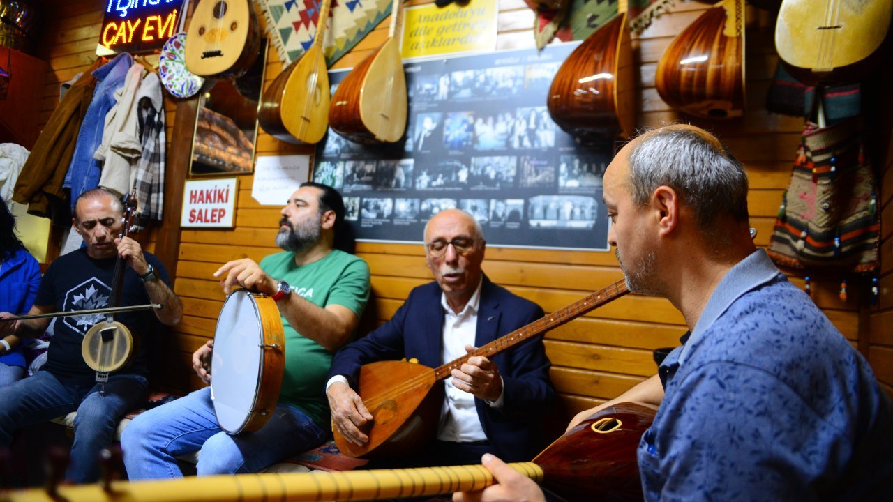 Aşıklar Kahvesi'nde masa oyunu ve sohbet yasak!