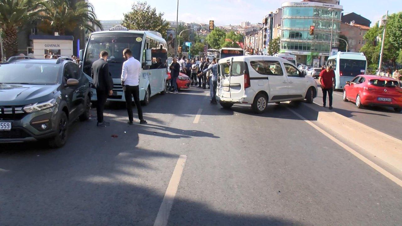 Evlendirme Dairesi önünde zincirleme kaza: 3 yaralı