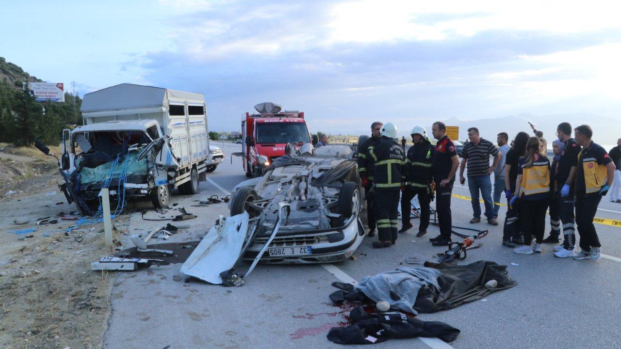 Nişan alışverişi dönüşü korkunç kaza: 3 kişi hayatını kaybetti, 2 kişi yaralandı