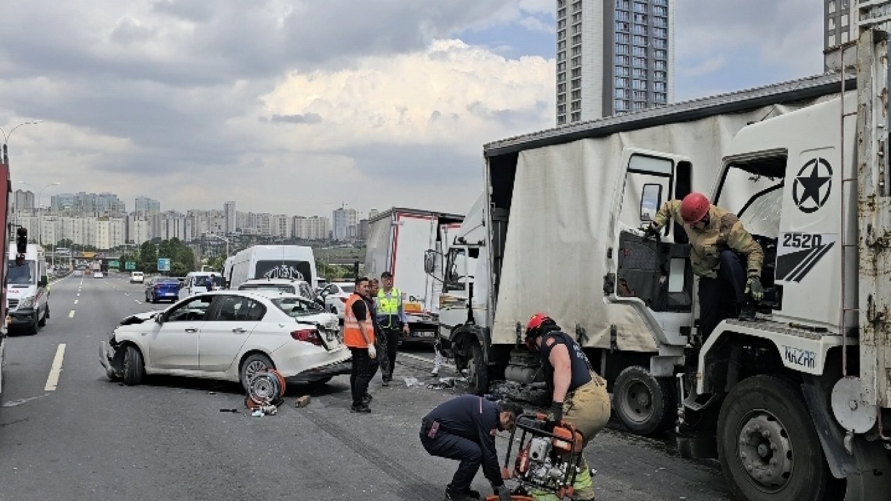 TEM Otoyolu'nu savaş alanına çeviren kaza: 10 araç birbirine girdi, yaralılar var