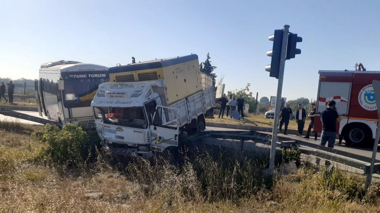 Kamyonet, kırmızı ışıkta bekleyen 2 işçi servisine çarptı: 18 yaralı