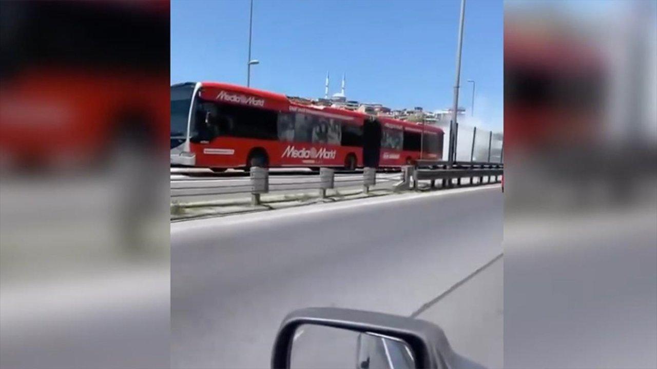 Seyir halindeki metrobüste yangın çıktı!