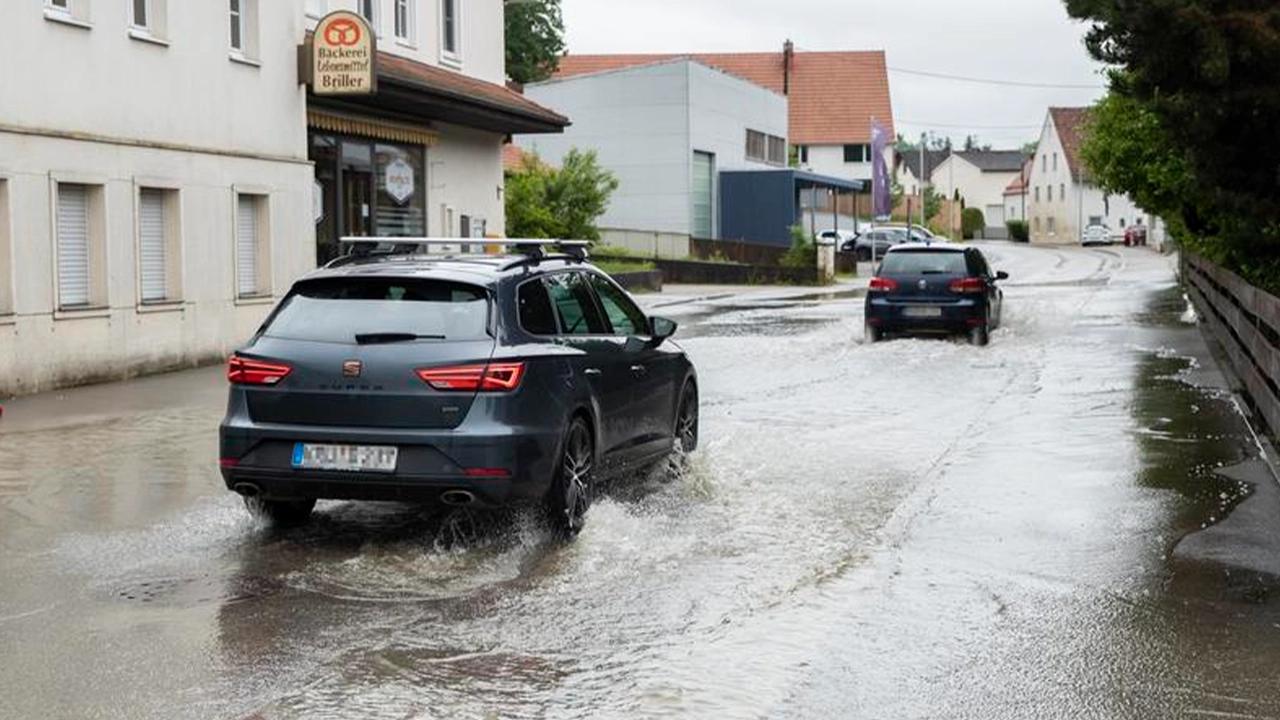 Almanya'yı şiddetli yağış vurdu, otomobil devi üretimi durdurdu