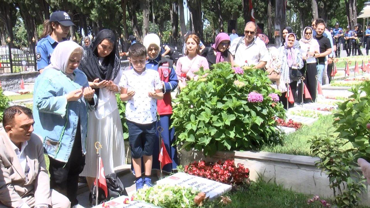 2016'daki Vezneciler'de saldırısında şehit olanlar polisler kabirleri başında anıldı