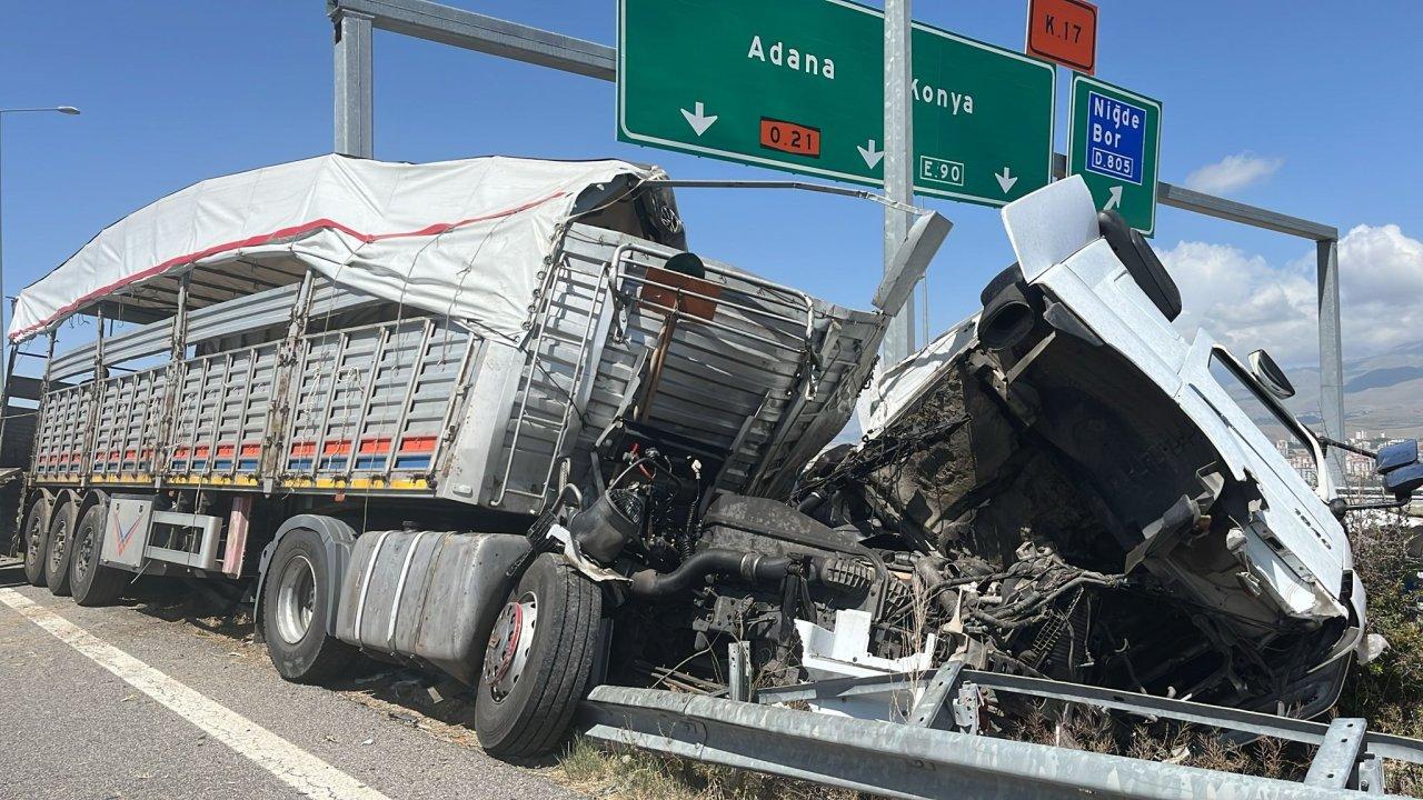 Feci kaza! Kurbanlık taşıyan TIR bariyerlere çarptı: 2 kişi yaralı, 7 büyükbaş öldü