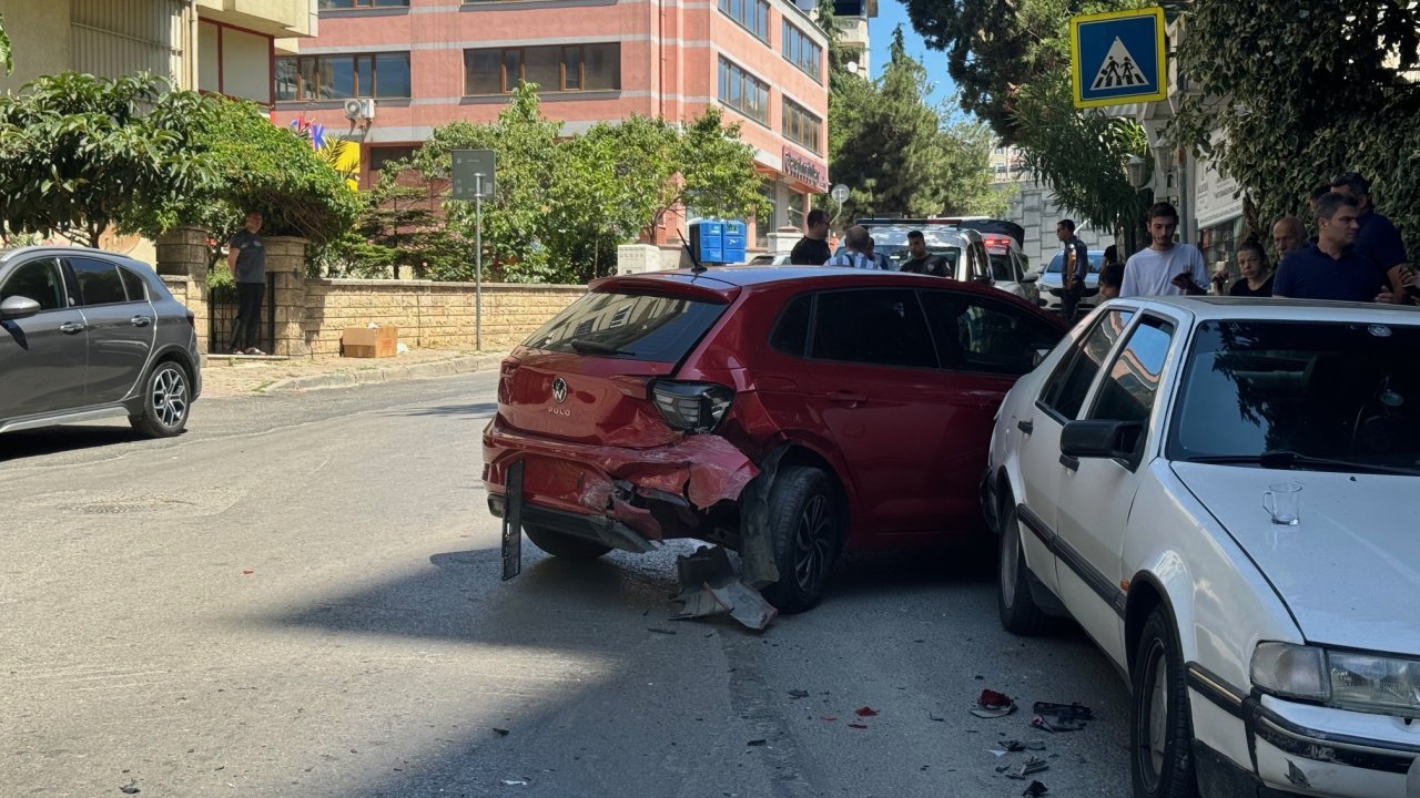 Kadıköy'de alkollü sürücü park halindeki 3 araca çarptı!