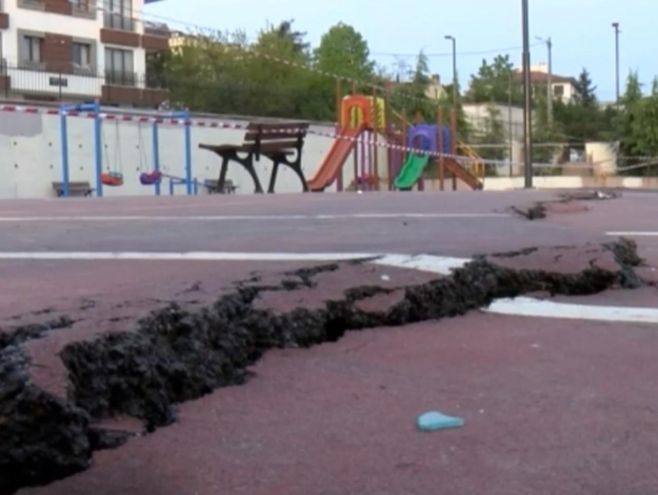 Yine çatlaklar! Bu kez adres Sancaktepe... O park boşaltıldı