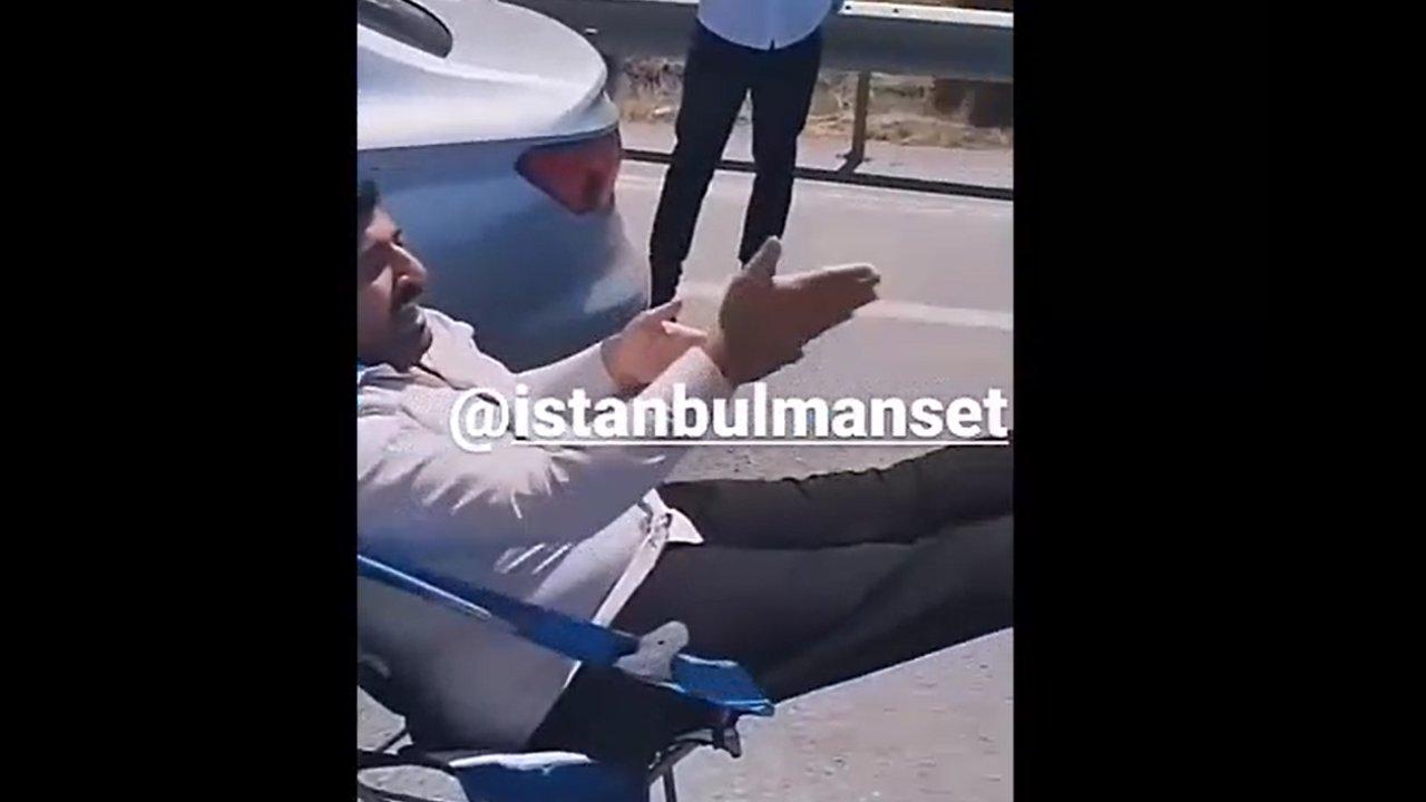 Yok böyle sorumsuzluk! Düğün konvoyundaki şahıs, yola sandalye atıp oturarak yolu kapattı!