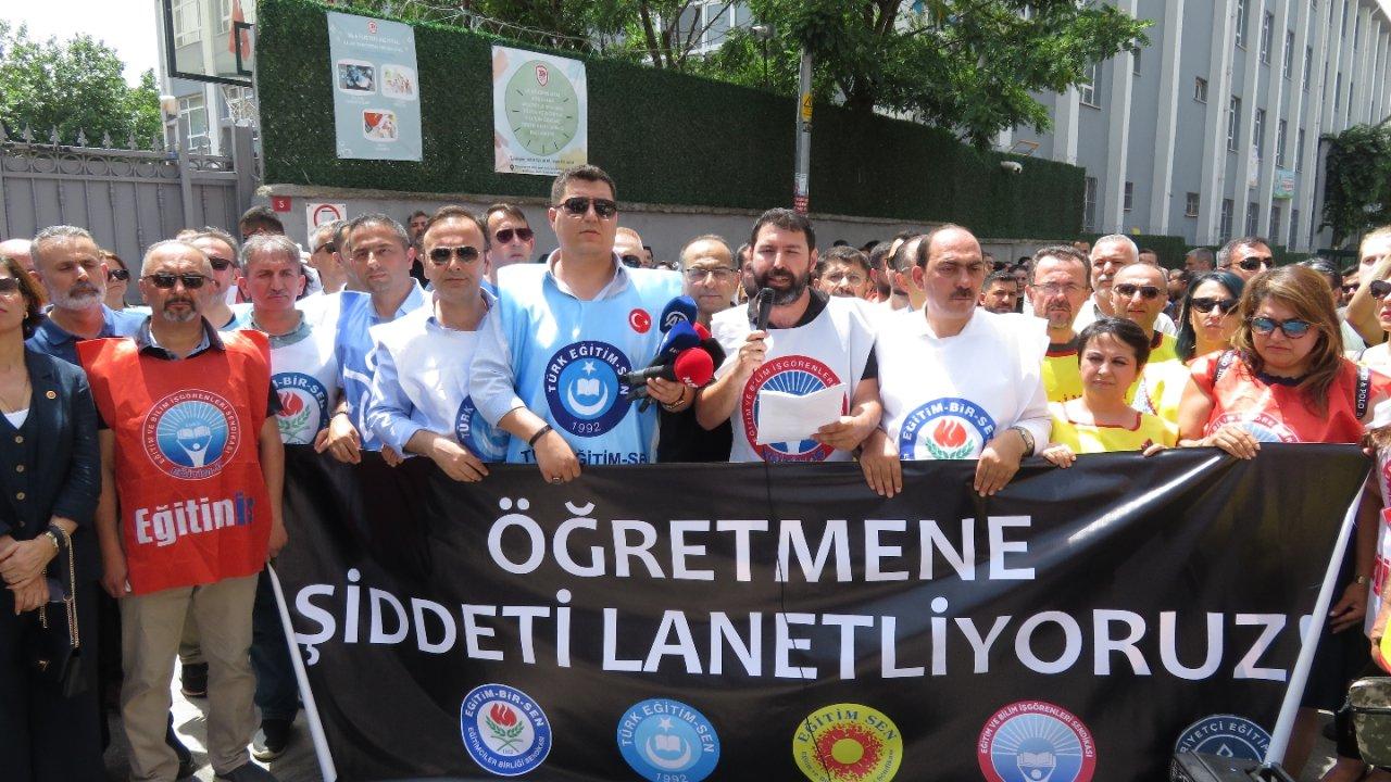 Öğretmene yumruklu saldırıya protesto: 'En ağır cezalar verilsin, artık yeter diyoruz'