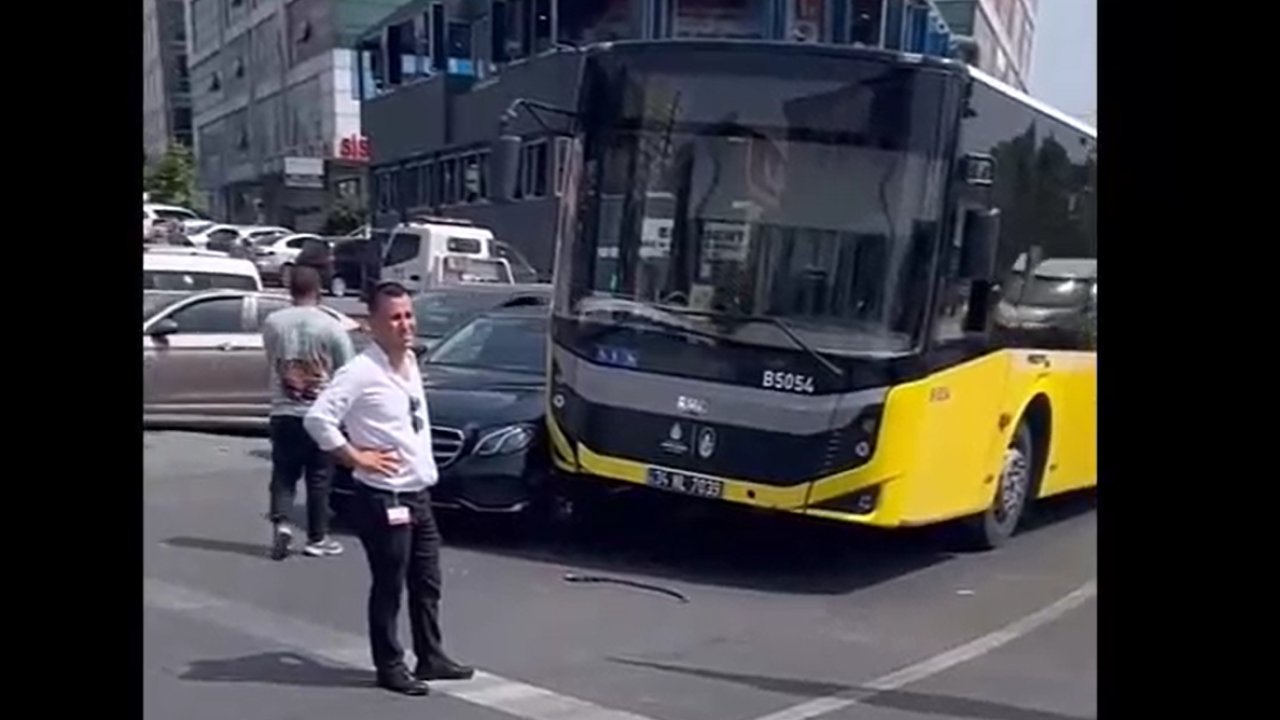 İETT otobüsü ile lüks otomobil çarpıştı!