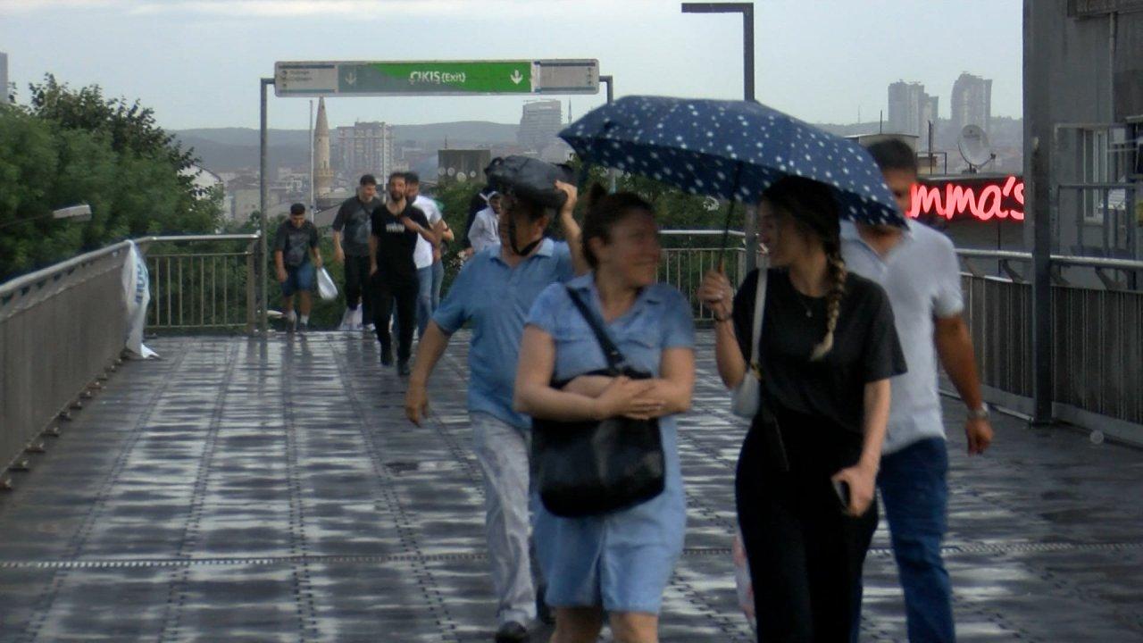 İstanbul'da şimşekler geceyi aydınlattı