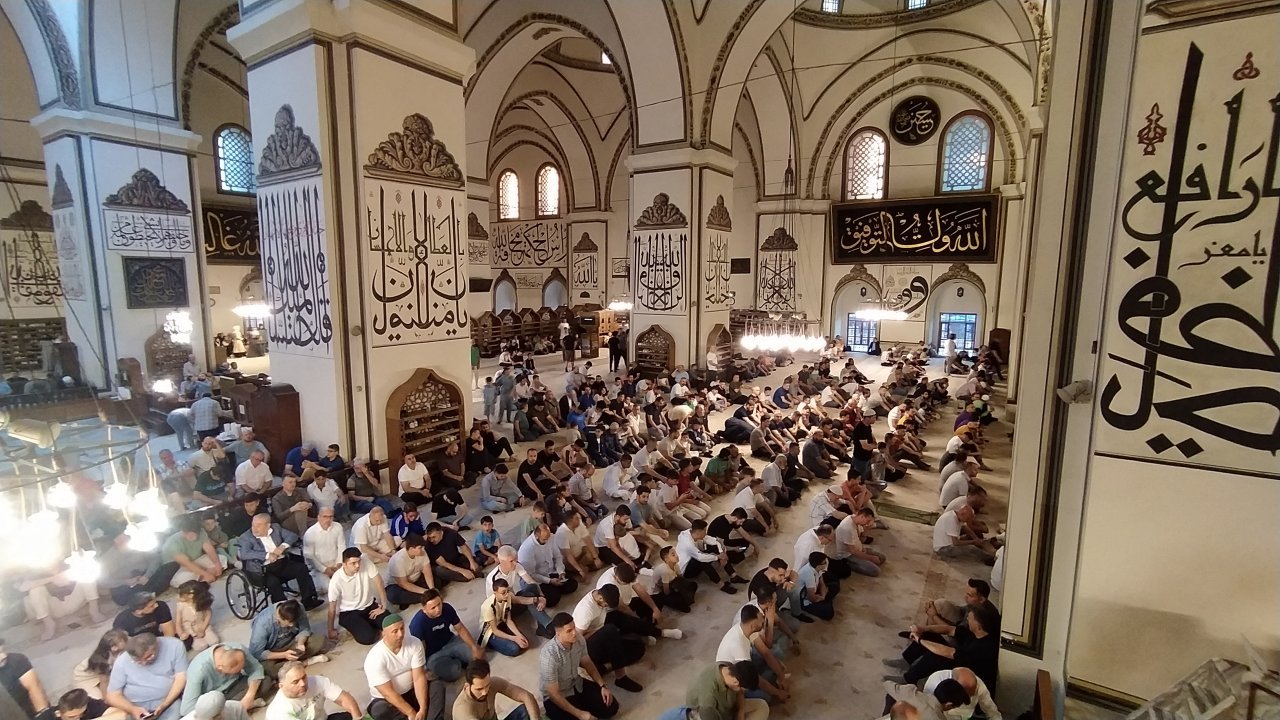 Bursa Ulu Cami, bayram namazında dolup taştı