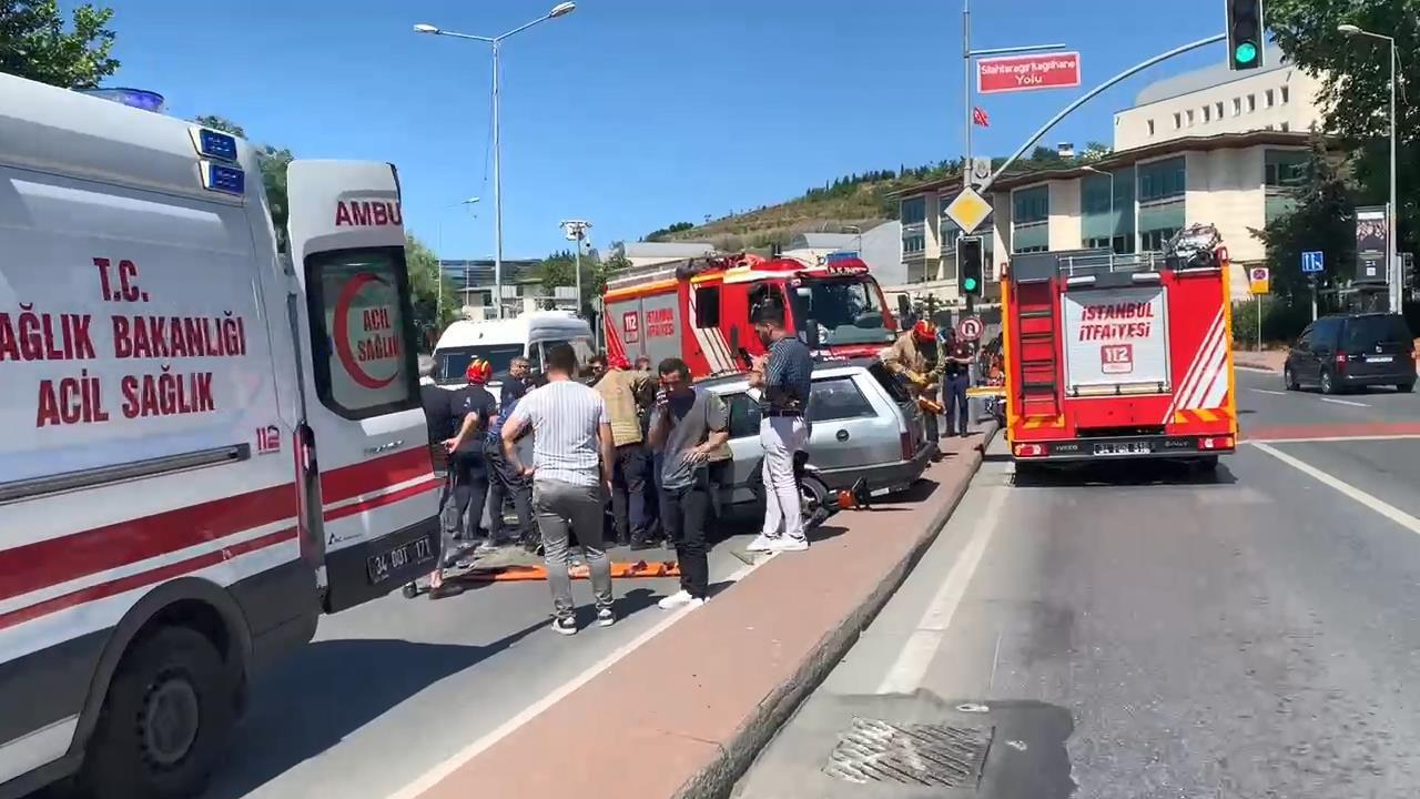 Kağıthane'de taksi ile otomobil çarpıştı: 5 yaralı