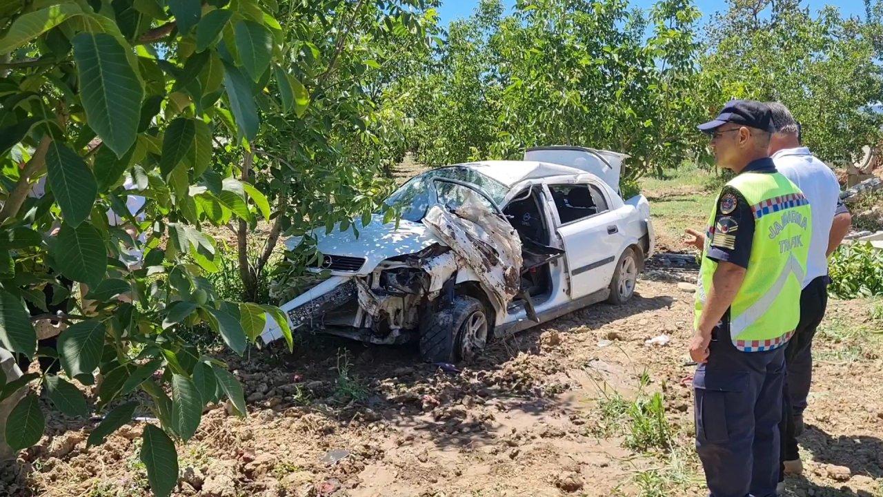 Su kanalına çarpan otomobil tarlaya uçtu, kurbanlık etler etrafa saçıldı