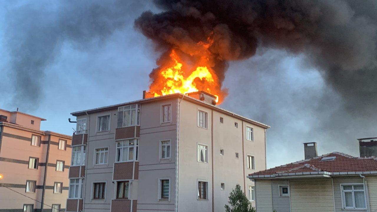 Kartal’da 5 katlı binanın çatısı yandı!