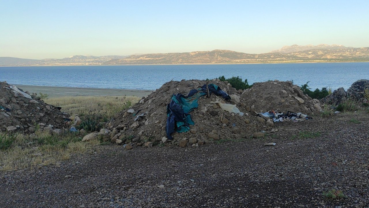 Burdur Gölü kenarına hafriyat ve atık döküldü