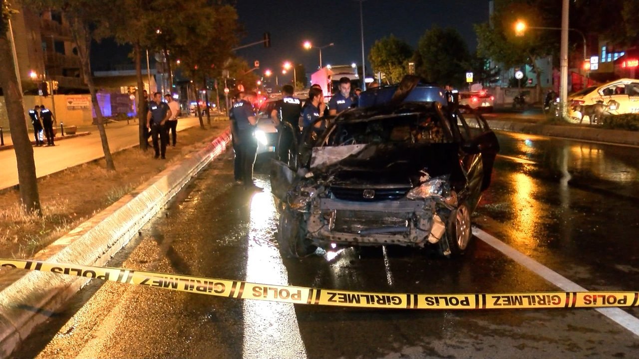 İstanbul'da feci kaza! Araçlar yola savruldu, otomobil alev alev yandı: 3 yaralı