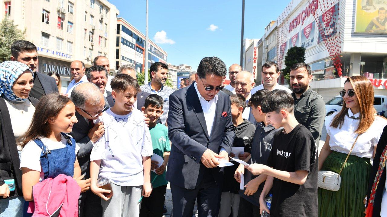 Esenyurt Belediye Başkanı Ahmet Özer bayramda harçlık dağıttı