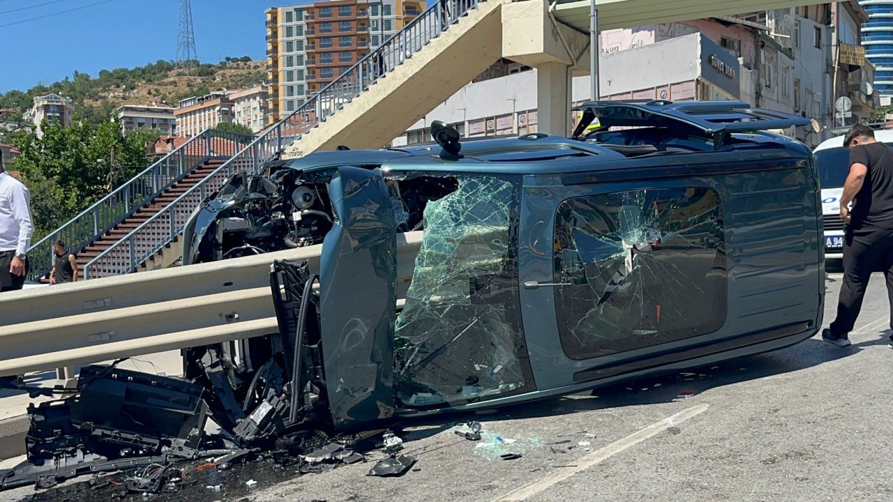 Pendik’te hafif ticari araç bariyere saplandı: 2 kişi yaralandı