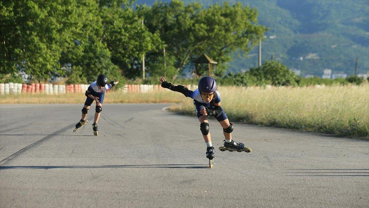 Kısa kulvar sürat pateni (short track) sporcuları, yarış pistinde müsabakalara hazırlanıyor