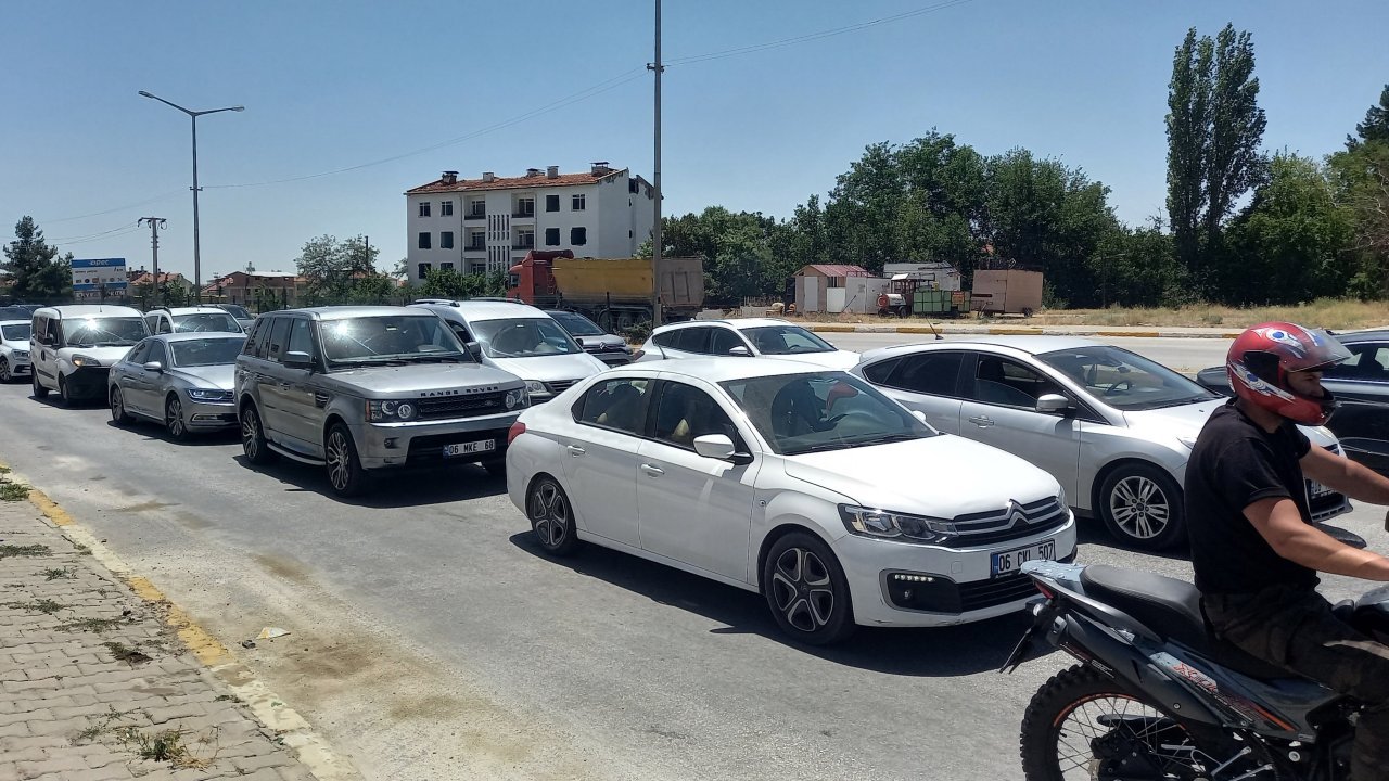 Afyonkarahisar'daki kara yollarında bayram dönüşü yoğunluğu